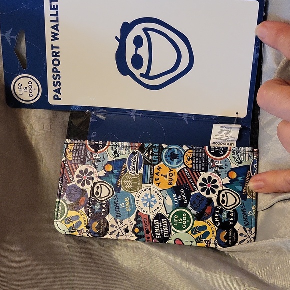Life is Good passport wallet BNWT - Picture 2 of 4
